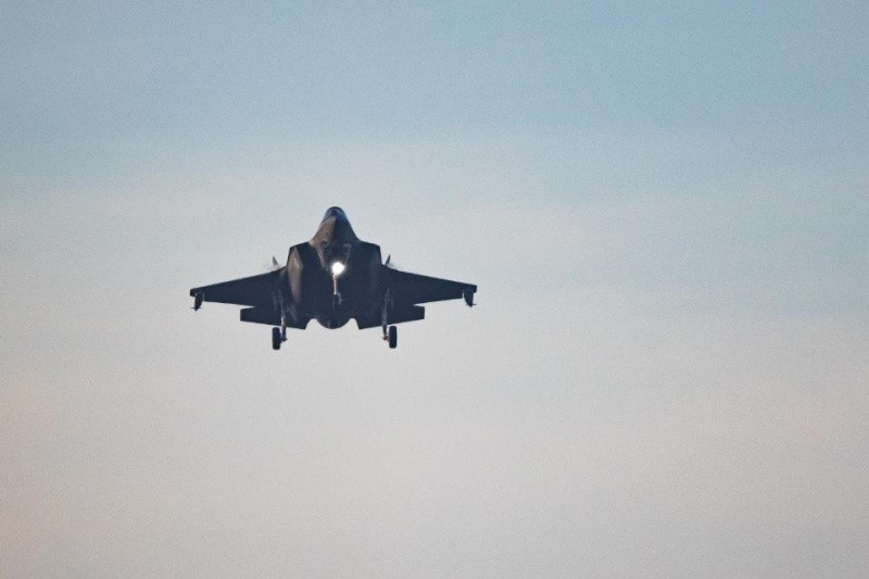 Tiêm kích tàng hình F-35 Na Uy áp sát nhóm máy bay chiến đấu Nga. Tiêm kích tàng hình F-35 Na Uy áp sát nhóm máy bay chiến đấu Nga.