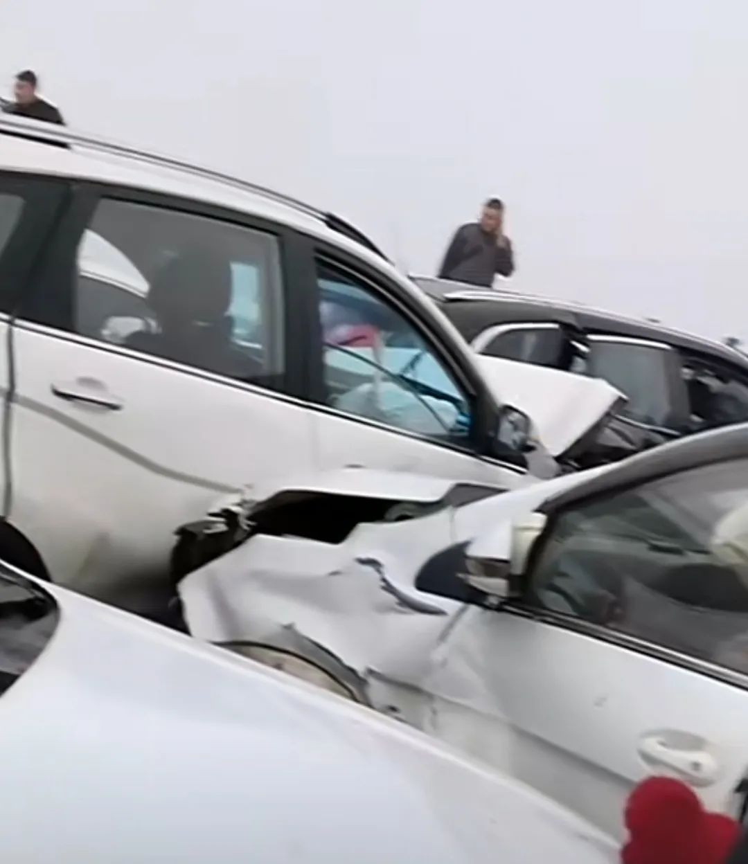 Các xe chồng chéo lên nhau, thân xe biến dạng nghiêm trọng.