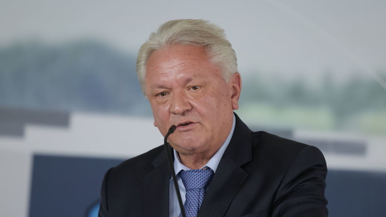 Tổng giám đốc điều hành Rheinmetall Armin Papperger. Tổng giám đốc điều hành Rheinmetall Armin Papperger.