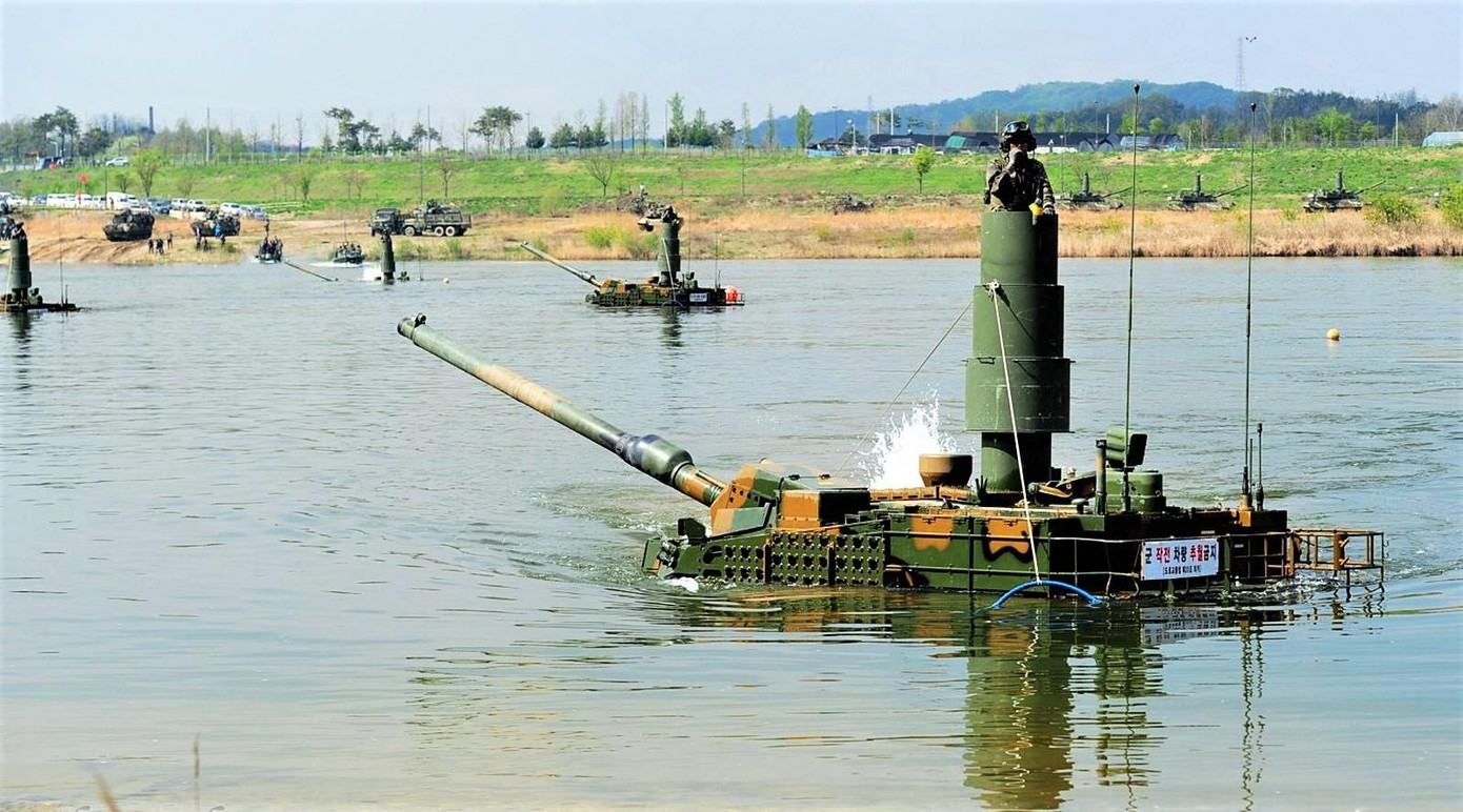 K2 thực hành vượt sông. Ảnh: Quân đội Hàn Quốc. K2 thực hành vượt sông. Ảnh: Quân đội Hàn Quốc.