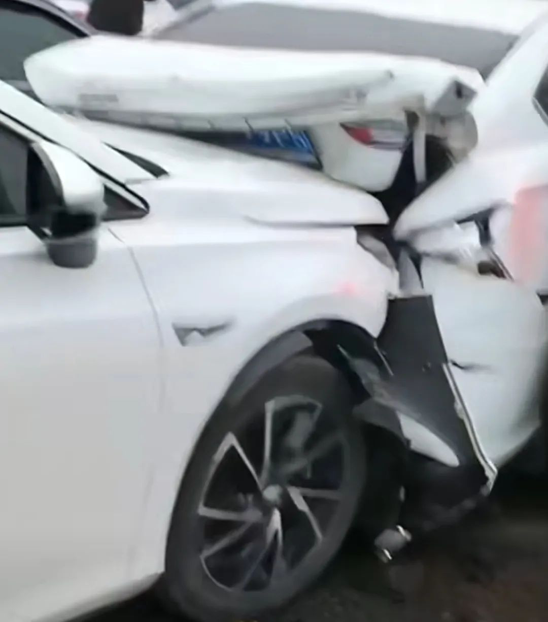 Các xe chồng chéo lên nhau, thân xe biến dạng nghiêm trọng.