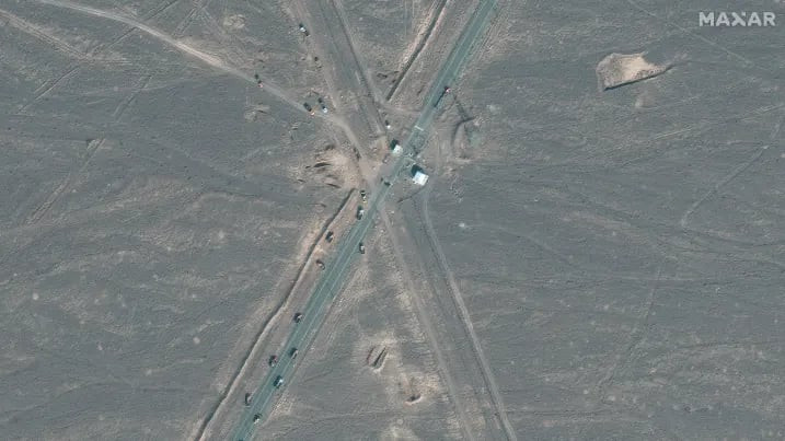 Hình ảnh cho thấy hoạt động di chuyển vật liệu quy mô lớn tại cơ sở hạt nhân Fordow.