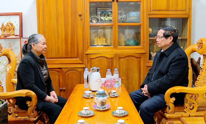 Thủ tướng Phạm Minh Chính thăm hỏi, chúc Tết bà Ngô Thị Mận, Phu nhân cố Tổng Bí thư Nguyễn Phú Trọng. (Ảnh: Dương Giang/TTXVN)