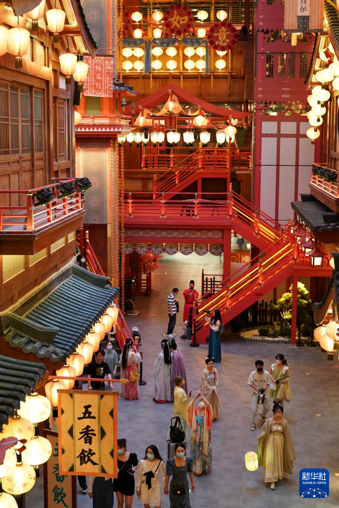 Khách du lịch tham quan Khúc Giang, Tây An.