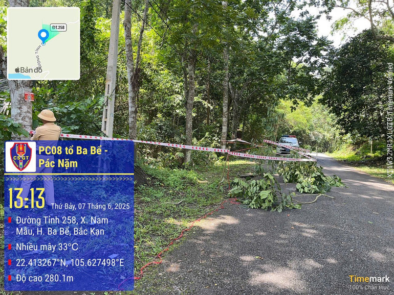 Lực lượng chức năng căng dây cảnh báo.