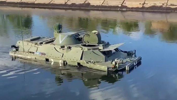 Xe có khả năng lội nước với vận tốc 10 km/h. Ảnh: Twitter