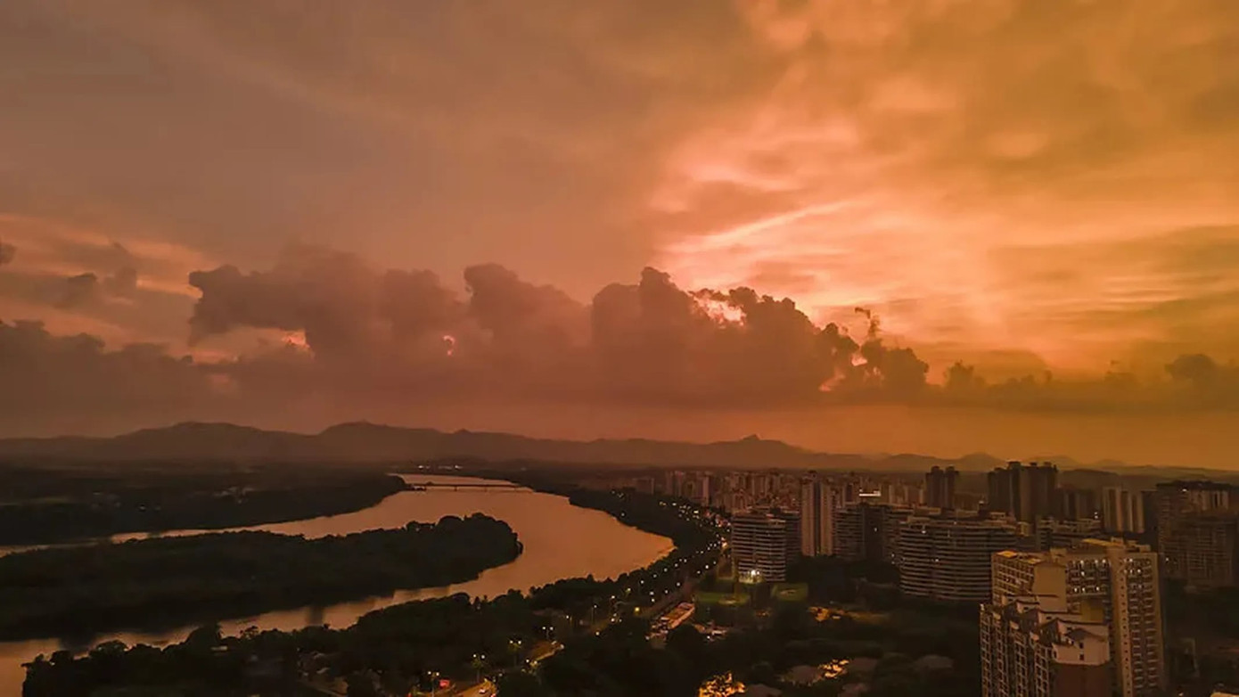 Bầu trời Quỳnh Hải, Hải Nam (trái) và Trạm Giang, Quảng Đông (phải) chiều ngày 4/9.