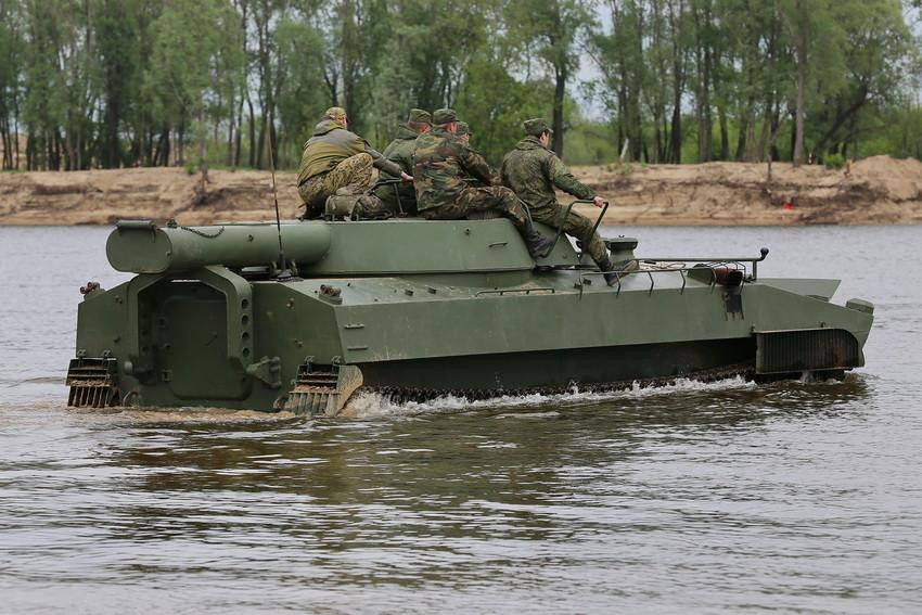 Xe có thể lội nước với vận tốc 5 km/h. Ảnh: wiki Xe có thể lội nước với vận tốc 5 km/h. Ảnh: wiki