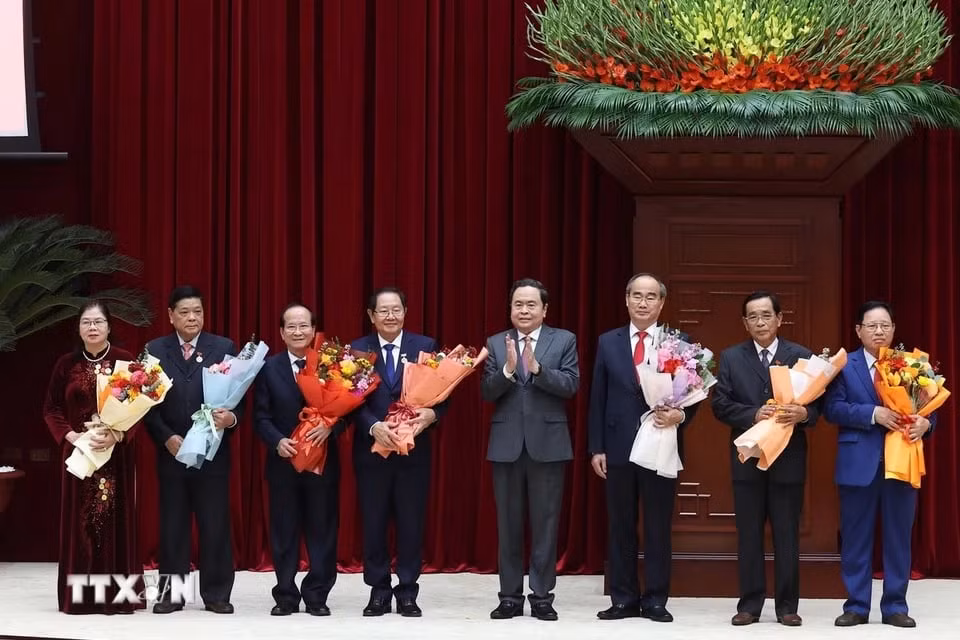 Đồng chí Trần Thanh Mẫn, Ủy viên Bộ Chính trị, Chủ tịch Quốc hội trao Huy hiệu Đảng cho các đồng chí nguyên Ủy viên Bộ Chính trị, nguyên Ủy viên Trung ương Đảng đợt 3/2. (Ảnh: Thống Nhất/TTXVN)