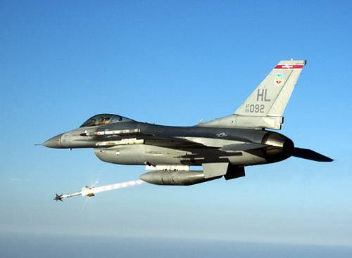 AIM-9X được phóng từ tiêm kích F-16. Ảnh: USAF