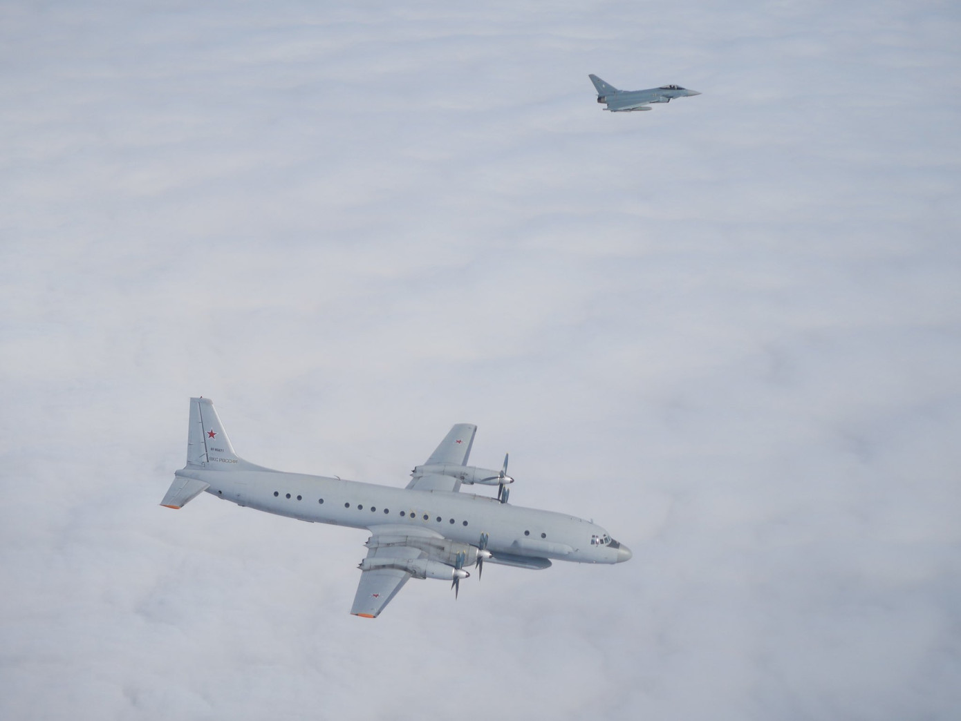 Máy bay Đức xuất kích ngăn chặn máy bay IL-20 của Nga.