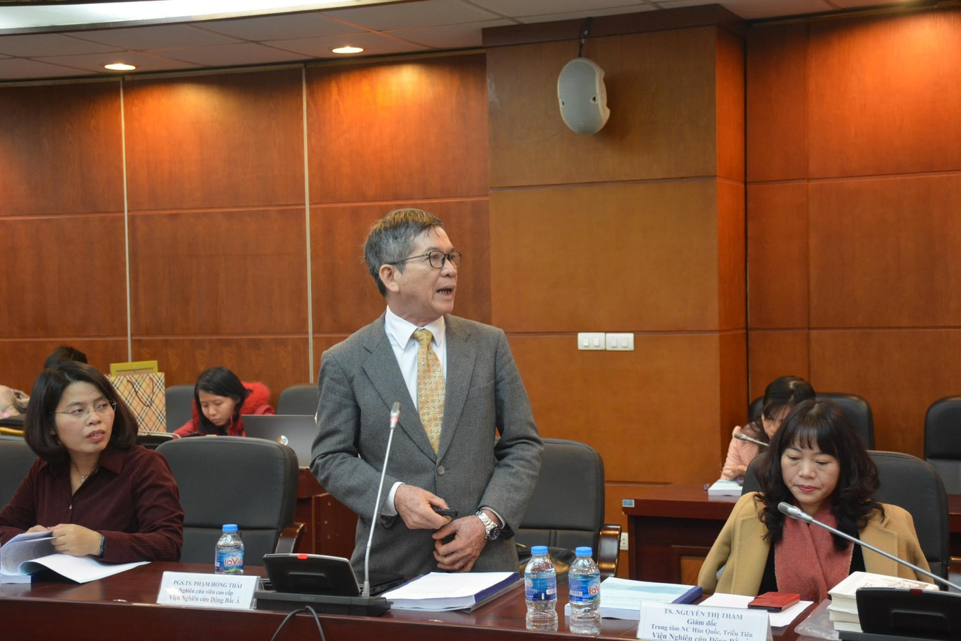 PGS.TS Phạm Hồng Thái, nguyên Viện trưởng Viện Nghiên cứu Đông Bắc Á, Nghiên cứu viên cao cấp trình bày về bài tham luận.