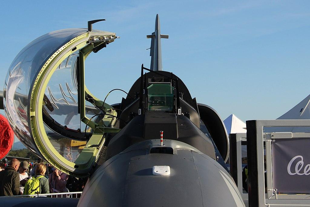 Buồng lái của máy bay được trang bị kính hiện đại. Ảnh: wikipedia