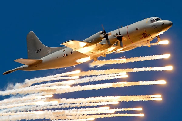 P-3 Orion thả mồi bẫy nhiệt. Ảnh: Getty P-3 Orion thả mồi bẫy nhiệt. Ảnh: Getty