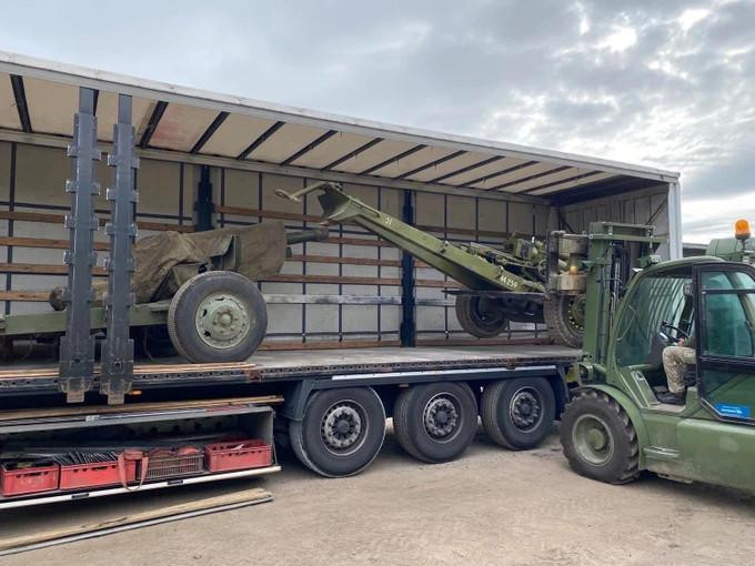 Hình ảnh lựu pháo M101 được vận chuyển sang Ukraine. Ảnh: BQP Lithuania Hình ảnh lựu pháo M101 được vận chuyển sang Ukraine. Ảnh: BQP Lithuania