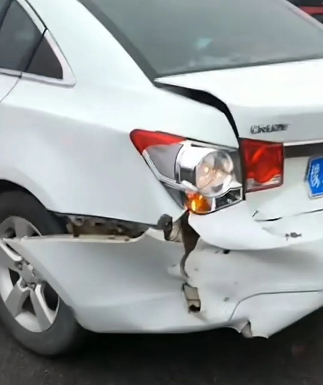 Các mảnh vỡ của xe văng tung tóe trên đường.