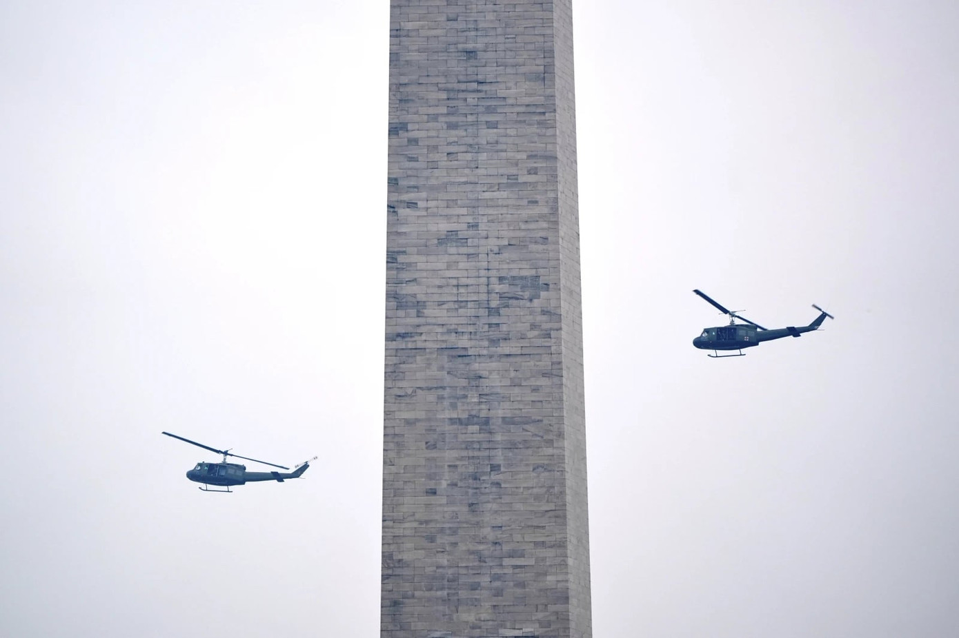 Trực thăng UH-60M Black Hawk thực hiện chuyến bay trình diễn trong sự kiện. Ảnh: AP