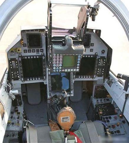 Buồng lái của phi cơ chiến đấu Tejas. Ảnh: Pinterest