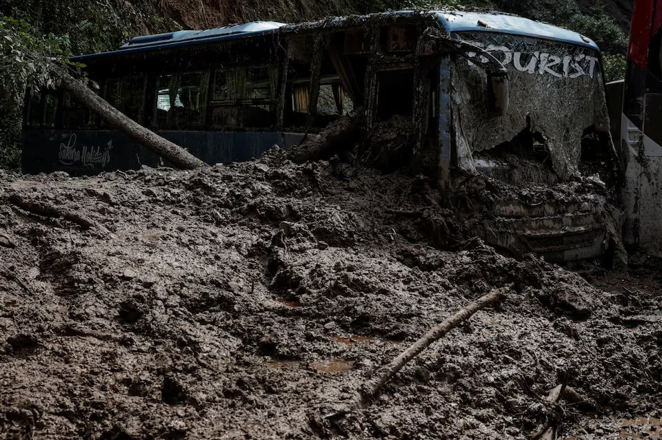 Các lực lượng chức năng đang đưa các thi thể ra khỏi đống đổ nát. Ảnh: Reuters