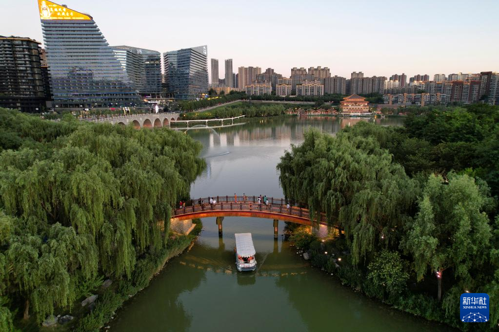 Một góc công viên di chỉ Khúc Giang Trì.