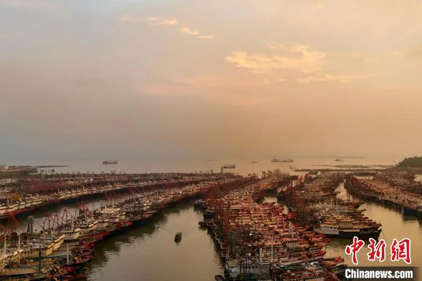 Tàu cá cập cảng ở đảo Hải Lăng, Dương Giang, Quảng Đông (Trung Quốc).