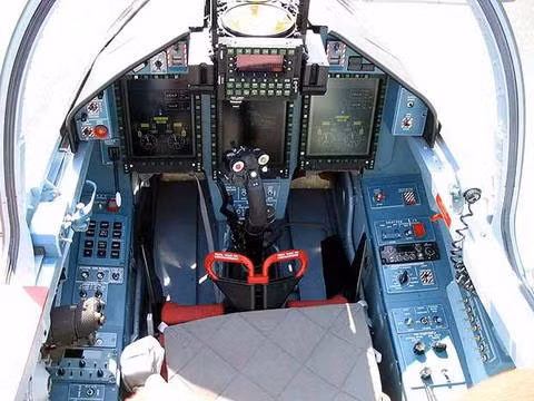 Buồng lái hiện đại của Yak-130. Ảnh: Wkikipedia