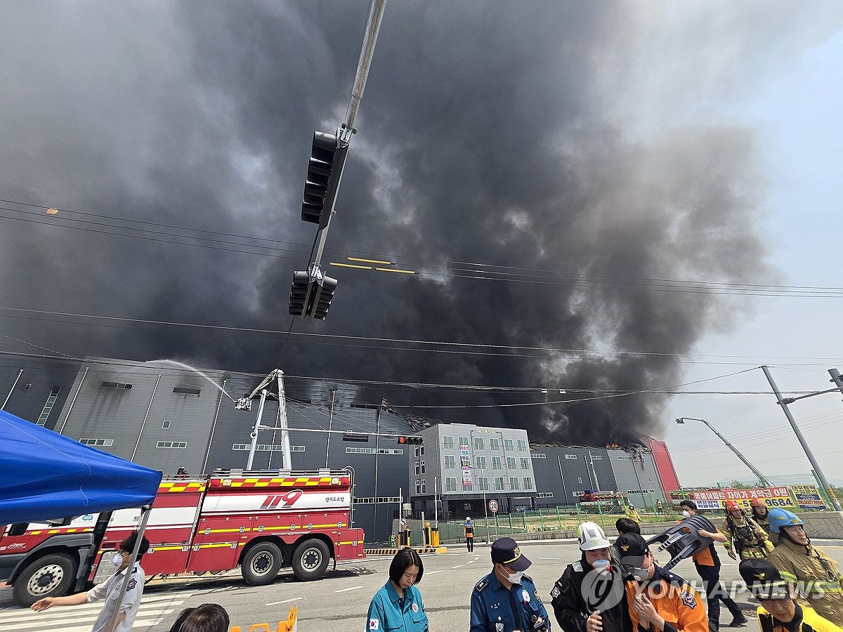 Các phương tiện và thiết bị đang được huy động để dập tắt đám cháy. Ảnh: Yonhap