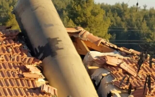 Mảnh vỡ tên lửa rơi xuống mái nhà dân ở Jerusalem. Ảnh: Times Of Israel