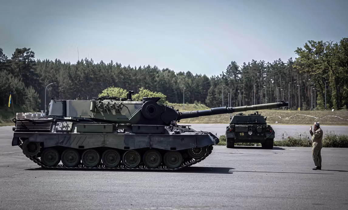 Binh sĩ Ukraine trong quá trình huấn luyện trên xe tăng Leopard 1 ở Đức. Binh sĩ Ukraine trong quá trình huấn luyện trên xe tăng Leopard 1 ở Đức.