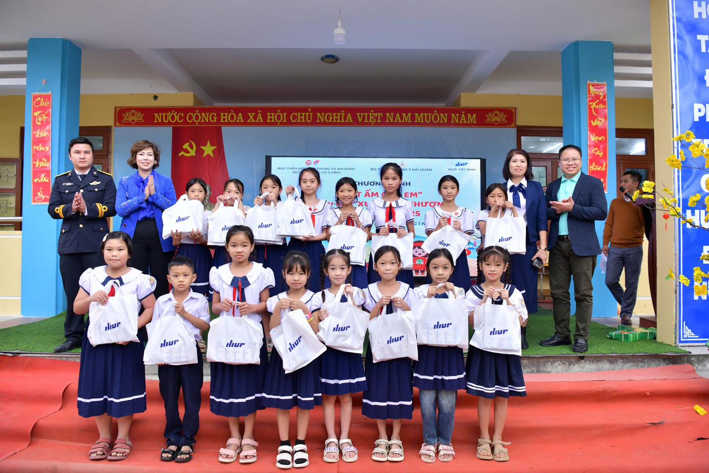 Trao giải cho các bạn thiếu nhi tham gia cuộc thi vẽ tranh. Trao giải cho các bạn thiếu nhi tham gia cuộc thi vẽ tranh.