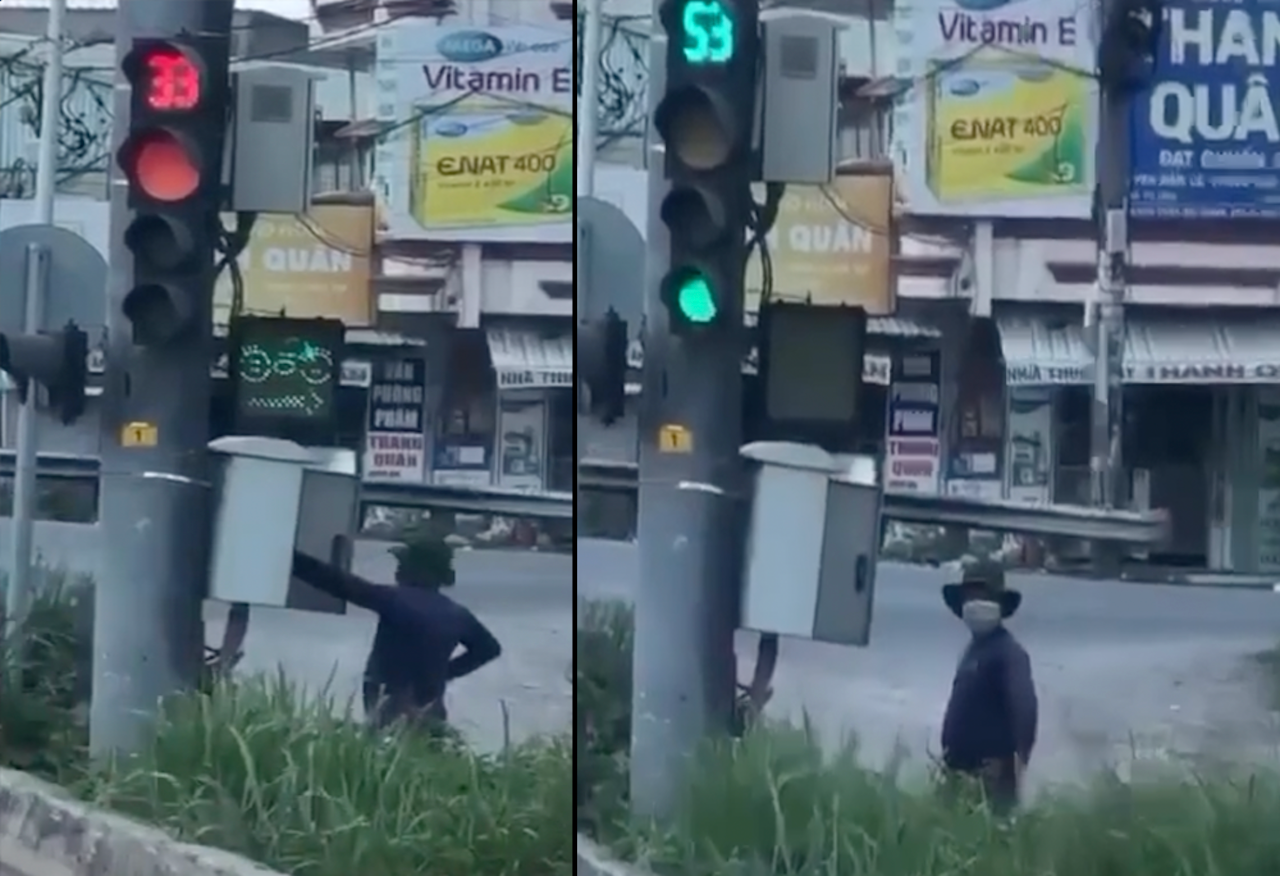 Hình ảnh người đàn ông bịt kín bấm bảng điều khiển tín hiệu đèn giao thông gây xôn xao dư luận (Ảnh cắt từ Clip) Hình ảnh người đàn ông bịt kín bấm bảng điều khiển tín hiệu đèn giao thông gây xôn xao dư luận (Ảnh cắt từ Clip)