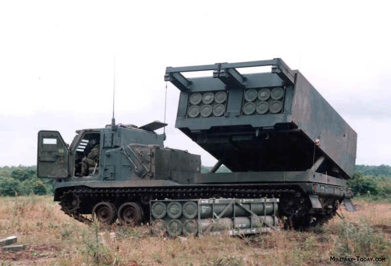 M270 MLRS có thể mang theo 12 tên lửa. Ảnh: Military