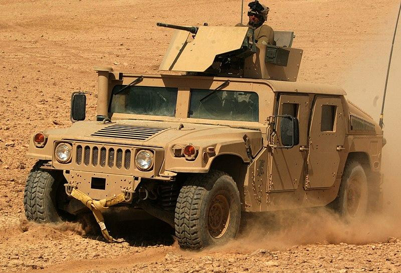 Thiết kế lốp đặc biệt giúp Humvee di chuyển trên mọi địa hình. Ảnh: Marines