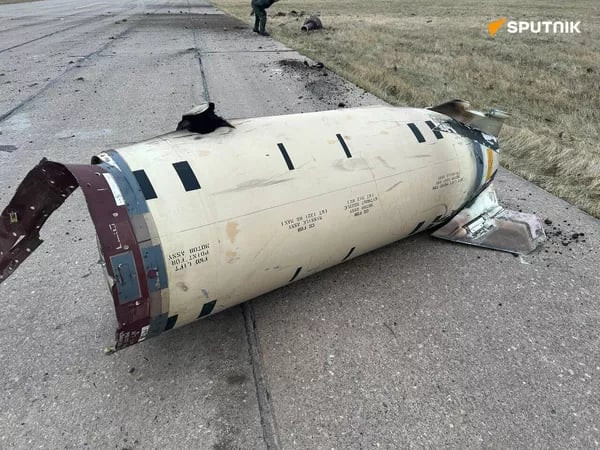 Bộ Quốc phòng Nga công bố các mảnh vỡ tên lửa ATACMS trong cuộc tấn công. Ảnh: Sputnik