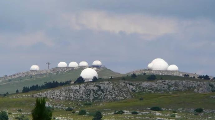 Hệ thống radar trên đỉnh núi Ai-Petri ở Crimea.