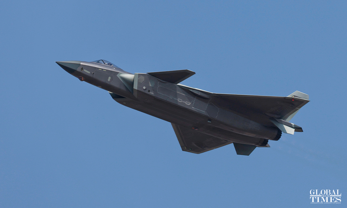 J-20 thực hiện màn trình diễn bay tại triển lãm. J-20 thực hiện màn trình diễn bay tại triển lãm.