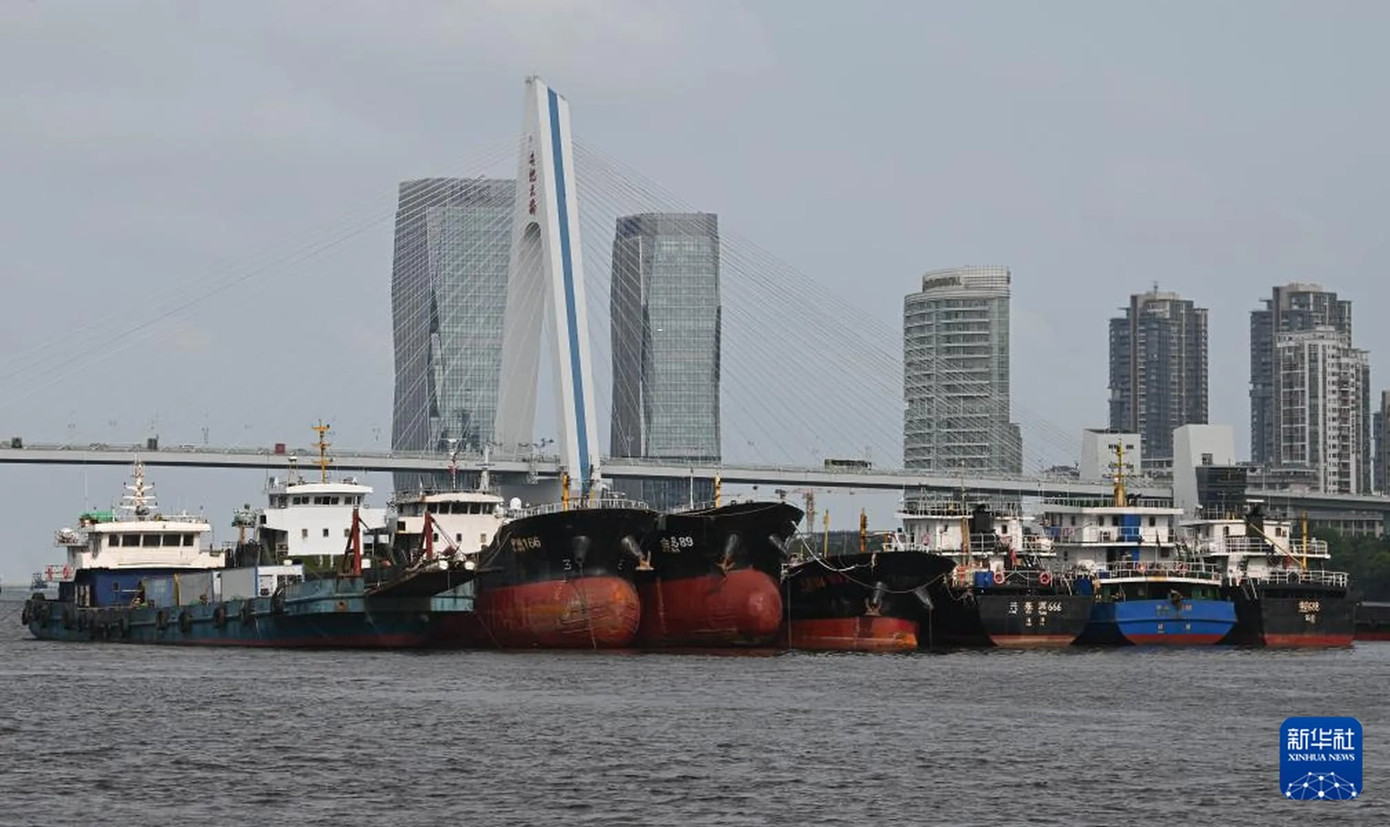 Các tàu cá cập cảng Xingang và Haidian ở Hải Khẩu, Hải Nam.