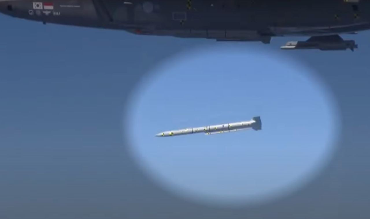 Tên lửa Meteor do MBDA sản xuất có thể bắn trúng mục tiêu ở khoảng cách lên tới 200 km. Chiều dài của tên lửa là 3,6 m, trọng lượng là 180 kg. Tên lửa này được thiết kế để tấn công các mục tiêu trên không ngoài tầm nhìn và có khả năng đạt tốc độ lên tới Mach 4 (khoảng 4.600 km/h).