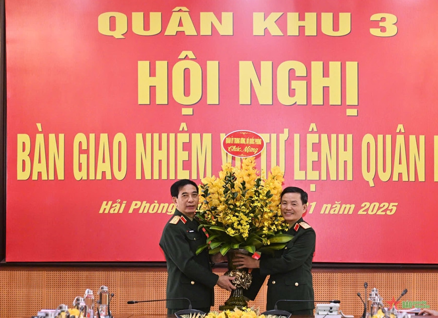 Đại tướng Phan Văn Giang chúc mừng Thiếu tướng Lương Văn Kiểm. Ảnh: VIỆT TRUNG