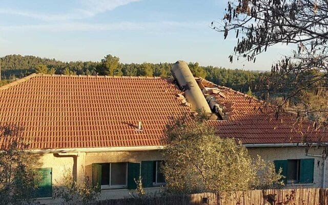 Mảnh vỡ tên lửa rơi xuống mái nhà dân ở Jerusalem. Ảnh: Times Of Israel