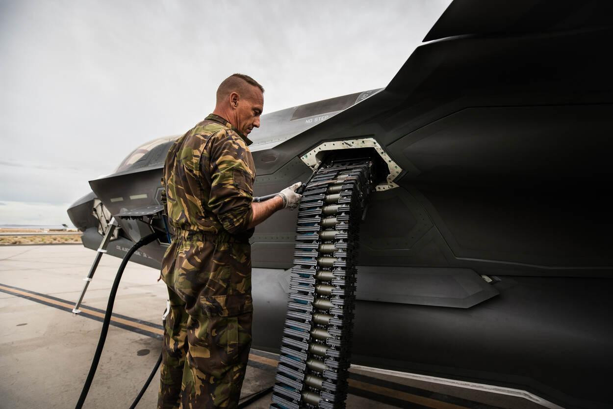 Kỹ thuật viên đang nạp đạn vào khẩu pháo bắn nhanh GAU-22/A với 181 viên đạn 25mm. Ảnh: defensie