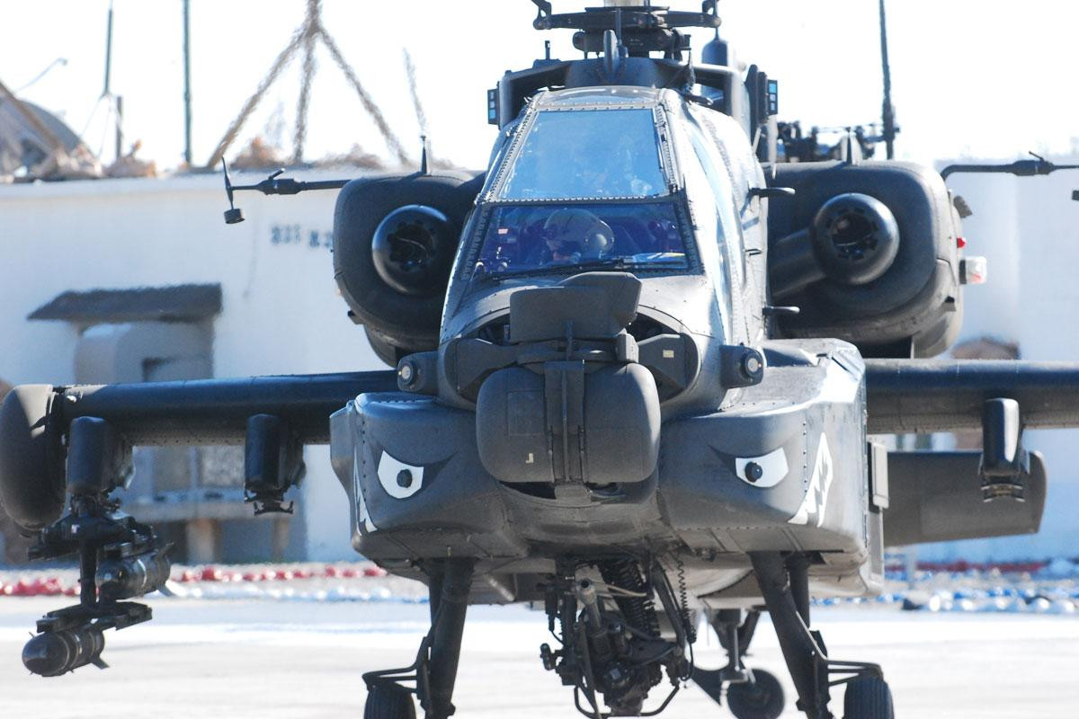 AH-64 Apache được thiết kế để thực hiện nhiệm vụ chiến đấu cả ngày lẫn đêm và trong mọi điều kiện thời tiết. Ảnh: military AH-64 Apache được thiết kế để thực hiện nhiệm vụ chiến đấu cả ngày lẫn đêm và trong mọi điều kiện thời tiết. Ảnh: military