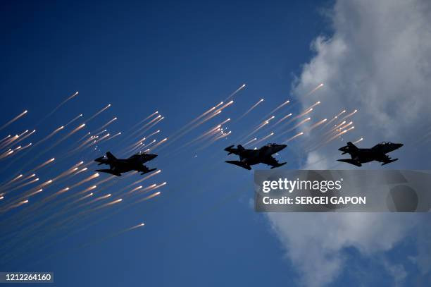 Yak-130 có thể mô phỏng các đặc tính điều khiển của các loại máy bay chiến đấu thế hệ thứ 4 và thứ 5.