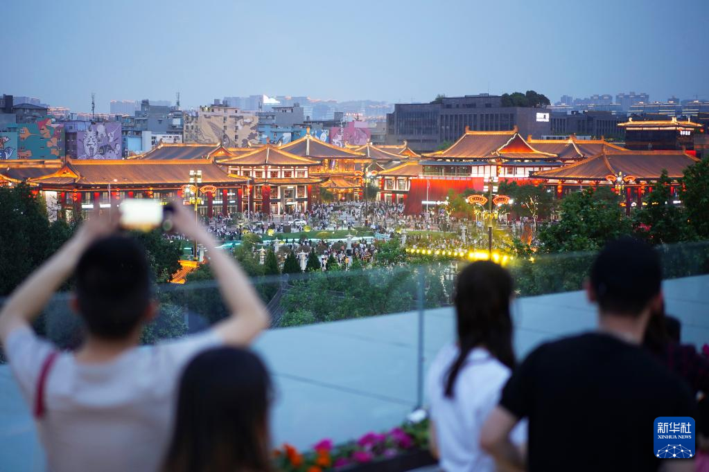 Du khách chụp ảnh trên đài quan sát của khu phức hợp thương mại trong khu thắng cảnh tháp Đại Nhạn.