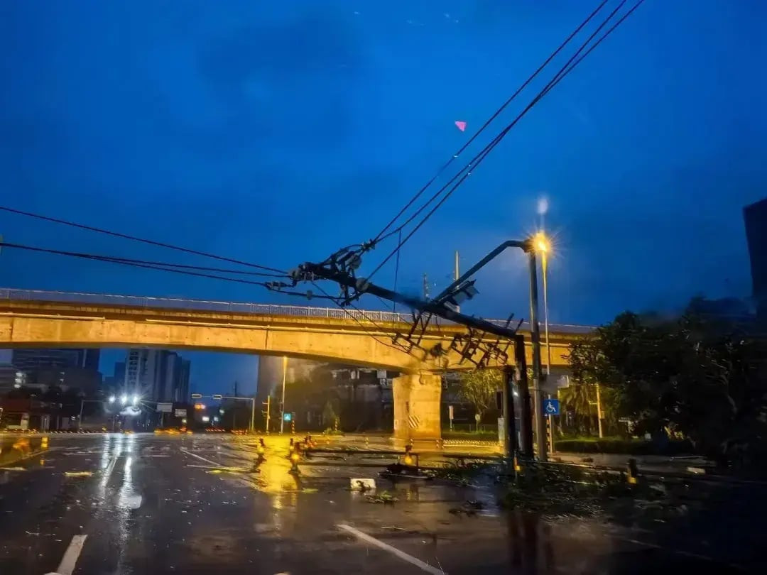 Cột điện bị gãy đổ dẫn đến tình mất điện ở một số khu vực.