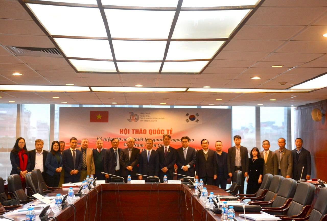 Các đại biểu tham dự chụp ảnh lưu niệm.