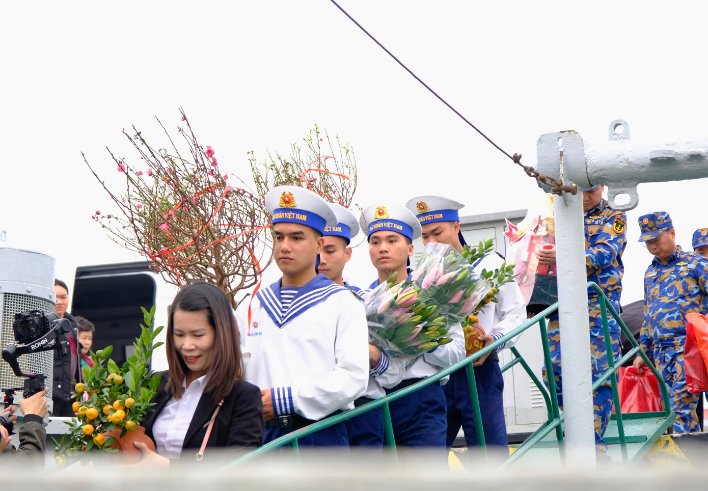 Ngoài các phần quà mang hương vị Tết, các đơn vị đã chuẩn bị đào, quất, hoa tươi từ đất liền mang ra đảo. Ảnh: Châu Linh