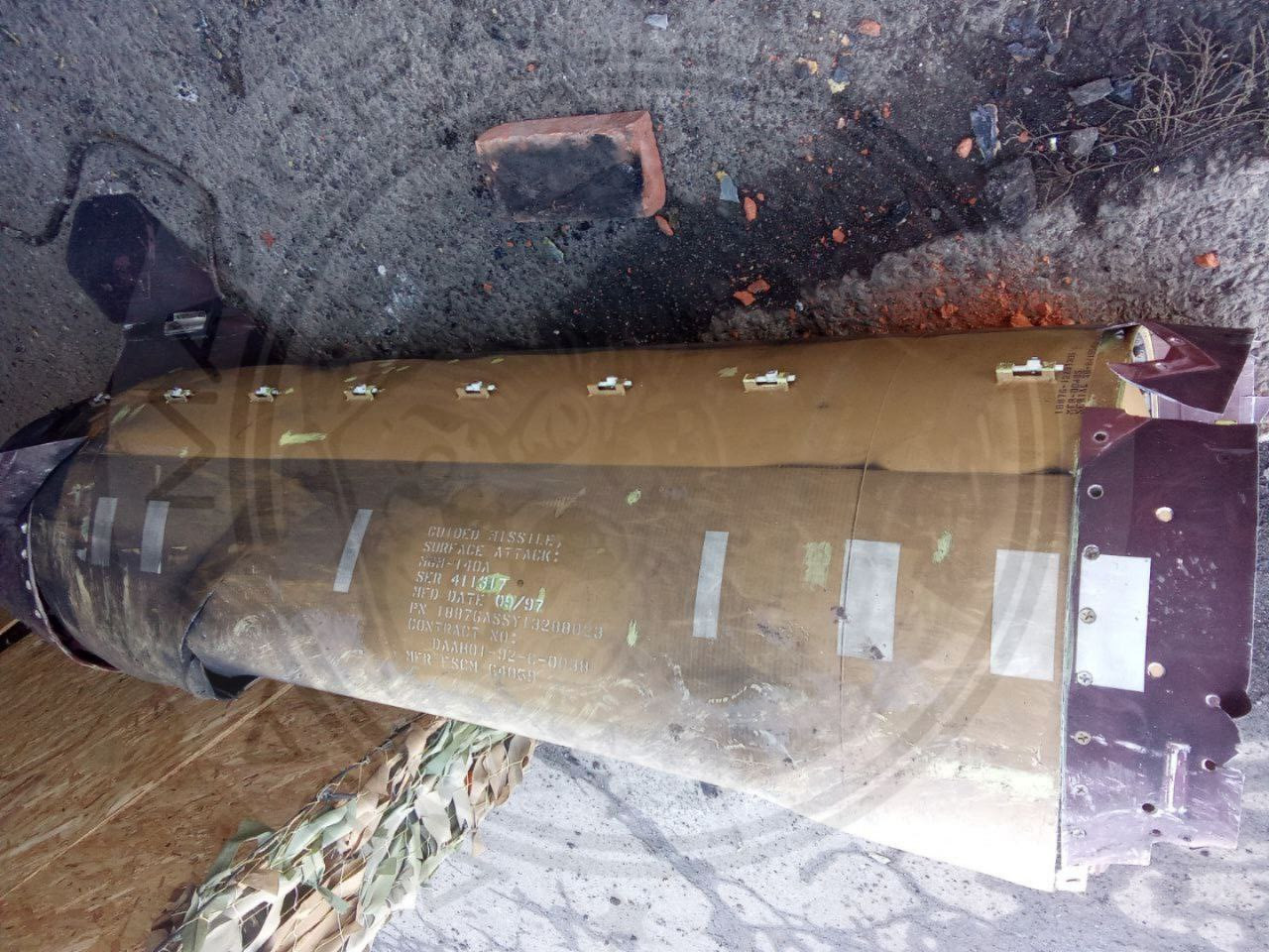 Mảnh vỡ của một trong số các tên lửa đã được tìm thấy ở khu vực Berdyansk. Mảnh vỡ của một trong số các tên lửa đã được tìm thấy ở khu vực Berdyansk.