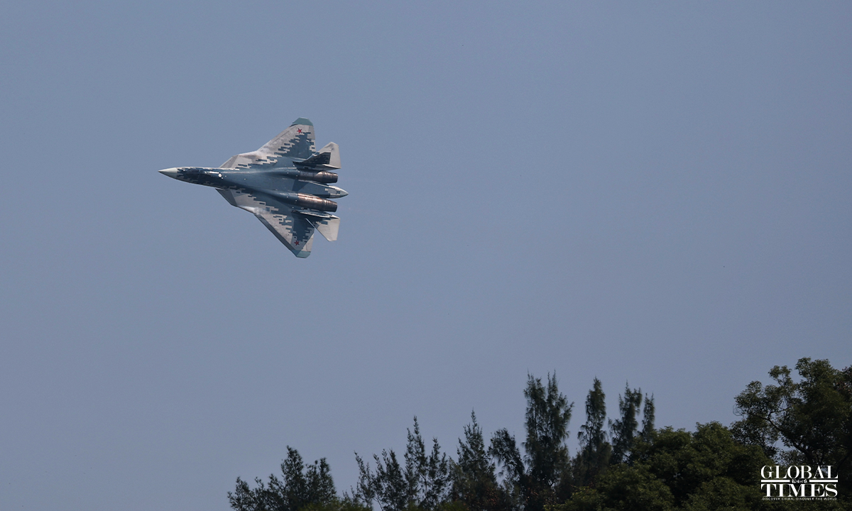 Su-57 thực hiện màn nhào lộn và các thao tác đỉnh cao. Su-57 thực hiện màn nhào lộn và các thao tác đỉnh cao.