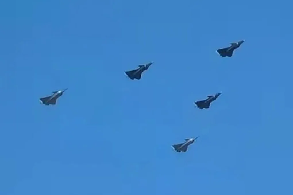 Đội hình bay J-20A của Trung Quốc xuất hiện trong những ngày gần đây. Đội hình bay J-20A của Trung Quốc xuất hiện trong những ngày gần đây.